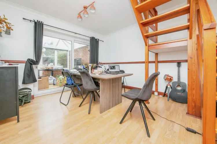 3 Bed Semi-Detached House with Garage and Garden