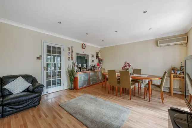 5-Bedroom Townhouse Near Ealing Broadway Station