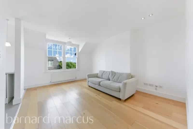 Superb Sheen Apartment Two Double Bedrooms Modern Kitchen Close to Amenities