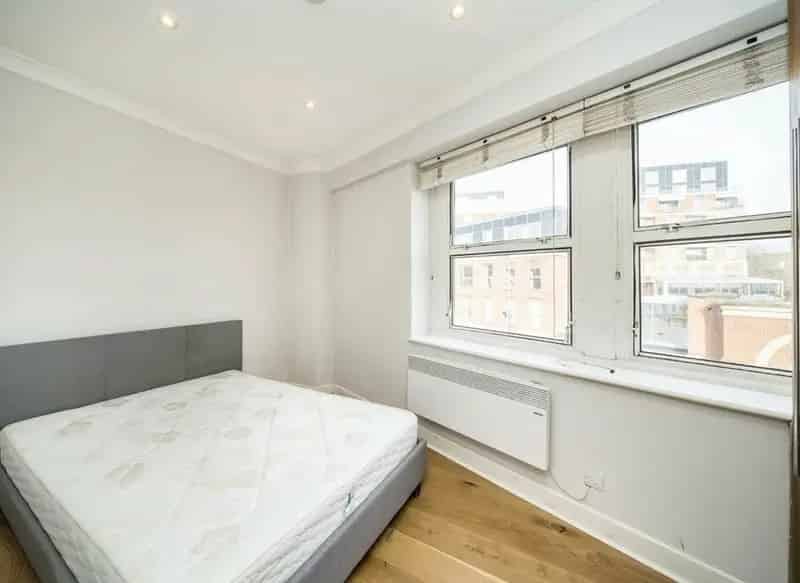 Double Bedroom Flat Ample Storage Modern Bathroom