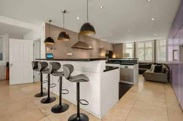 Family Home Esher Surrey 4 Bedrooms 3 Bathrooms Landscaped Garden