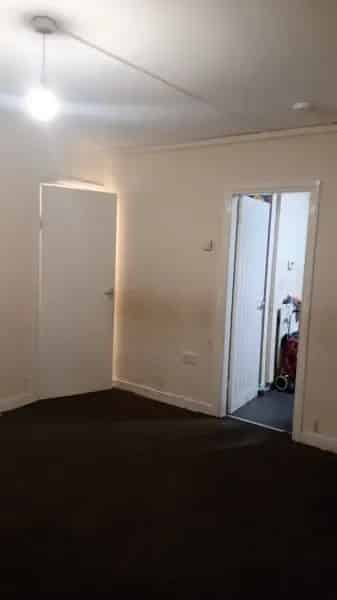 2 Bedroom Flat Near Town Centre