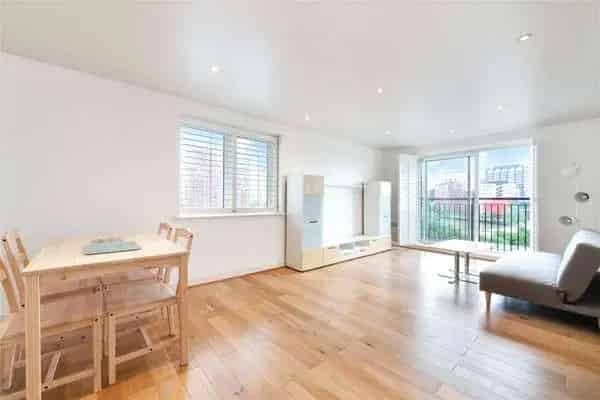 2 Bed Riverside Apartment Settlers Court Blackwall E14