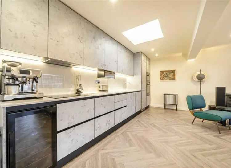 Flat For Sale in City of London, England