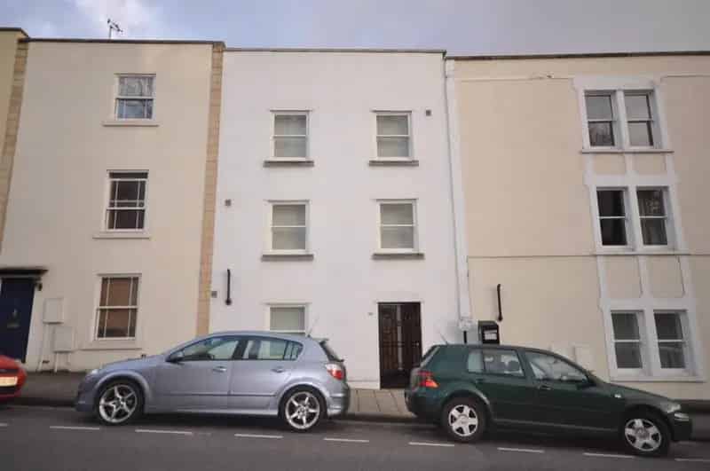 Studio Flat Near Amenities - Fully Furnished