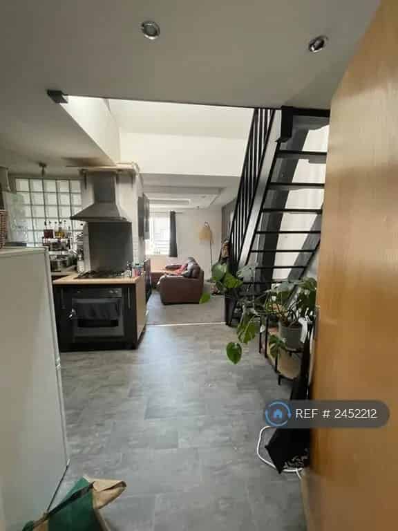 2 Bedroom Maisonette near North Street