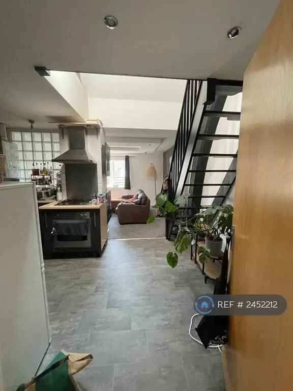 2 Bedroom Maisonette near North Street