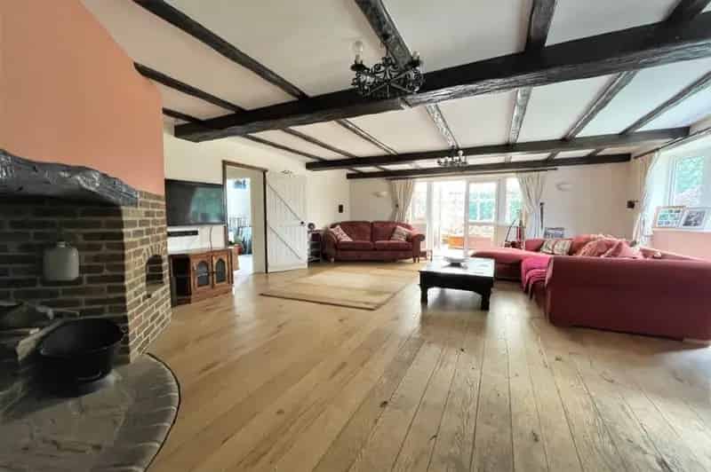 7 Bedroom Detached House with Equestrian Facilities