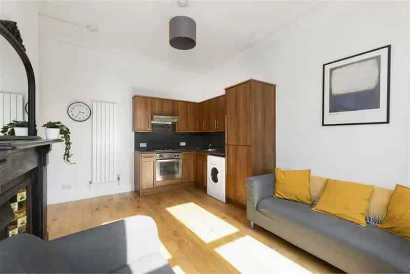 2 Bed Flat Harrison Park  Bright and Stylish First Floor Apartment
