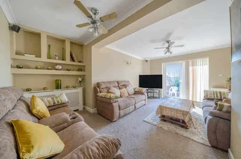 4 Bedroom Semi Detached House Near High Wycombe Town Centre