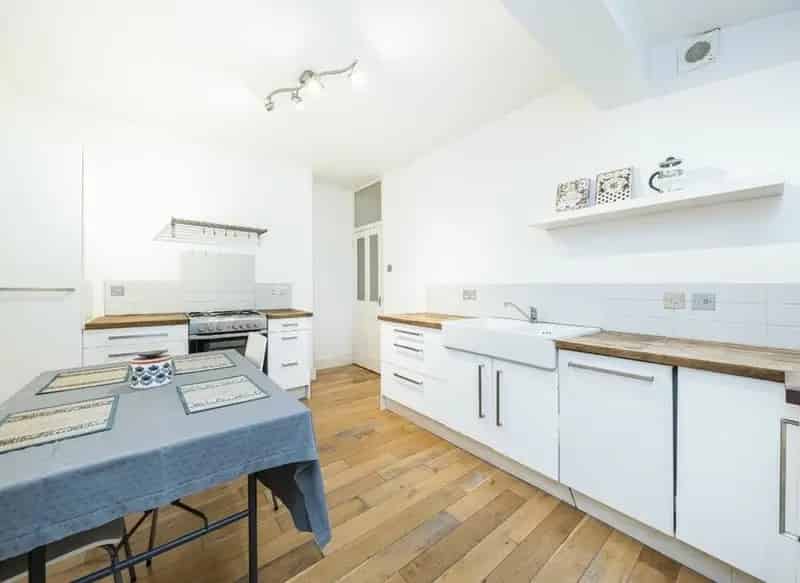 Spacious Victorian Conversion Near Catford Station - Chain Free