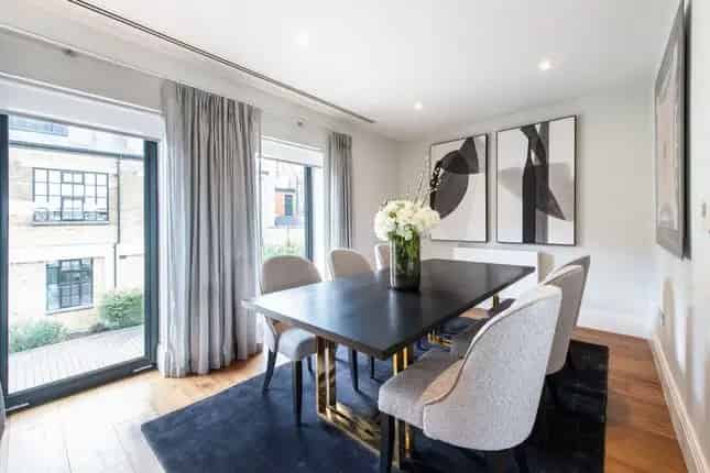 Luxury 3-Bedroom Townhouse with River Views in Fulham Palace Wharf