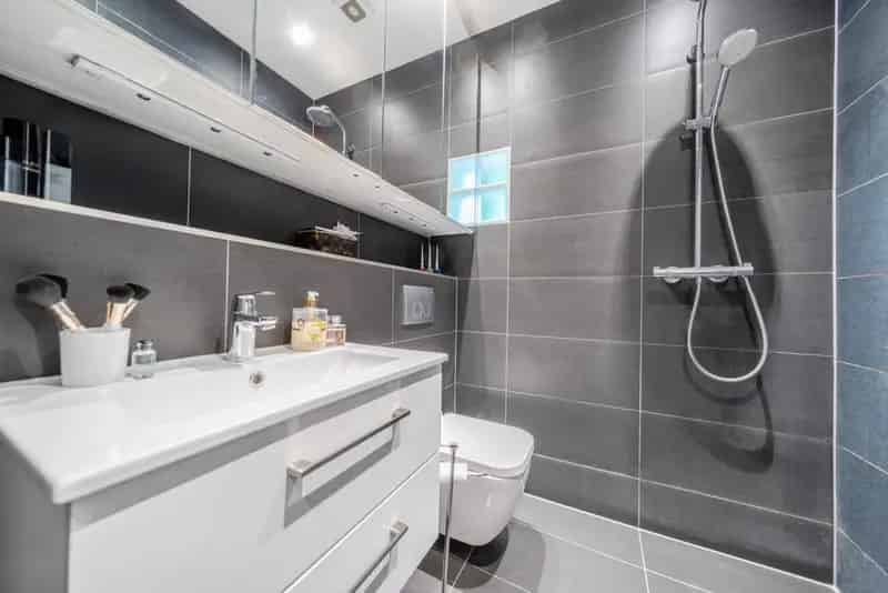 Refurbished Studio Flat High Ceilings Ample Storage