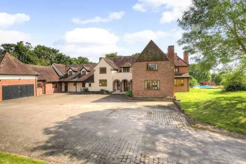 6-Bedroom Detached Country House with Pool and Annex