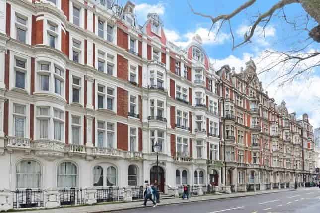 Maisonette for sale in Great Russell Street, Bloomsbury, London WC1B