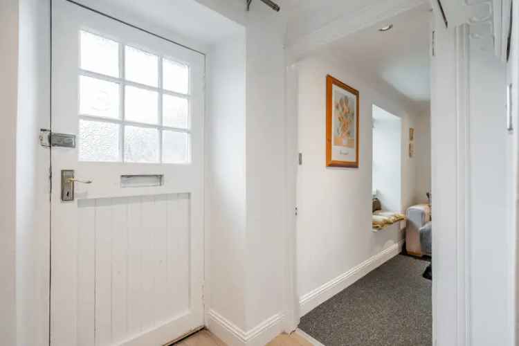 2-Bed Upper Cottage Flat Ruthvenfield Perth Modern Kitchen Private Garden