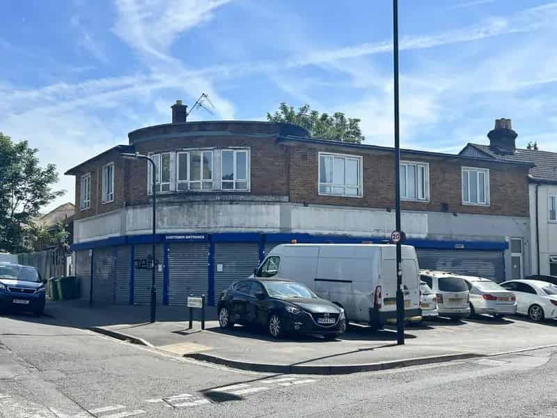 Retail Unit with Storage and Warehouse Space