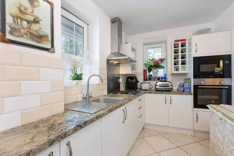 1 Bed Flat for Sale 646 sq ft Modern Kitchen and Bathroom