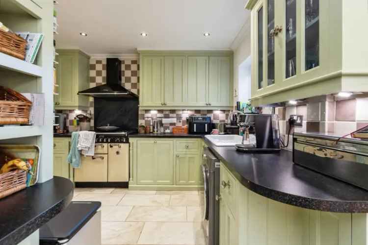 Five Bedroom House Near Amenities