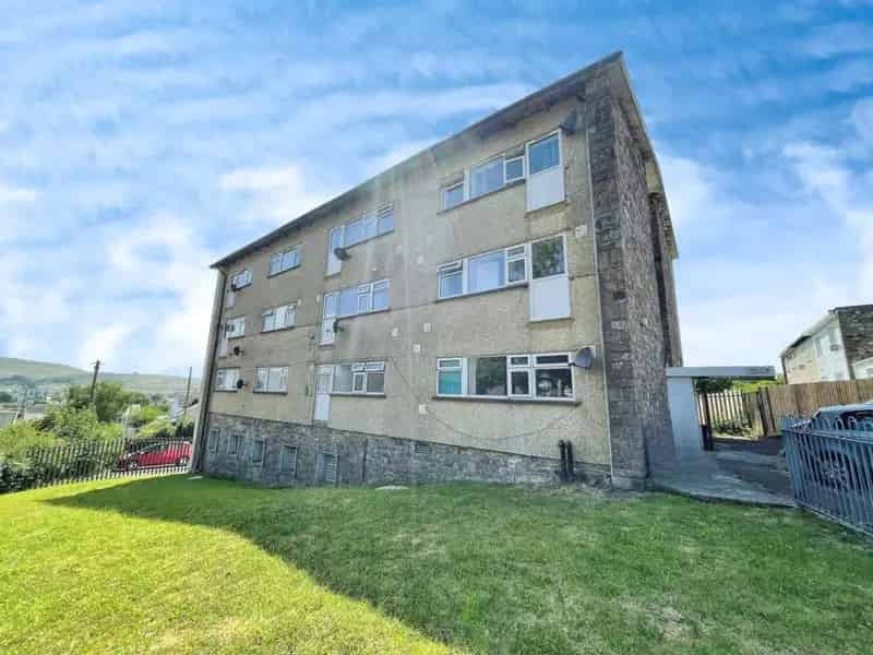 1 Bedroom Flat Near Transport Links and Amenities