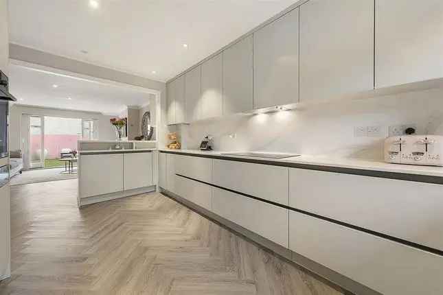 4-Bedroom House for Sale in Hurlingham Square London