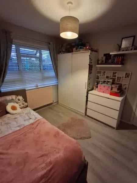 Ground Floor 2 Bedroom Maisonette Near Park and Shops