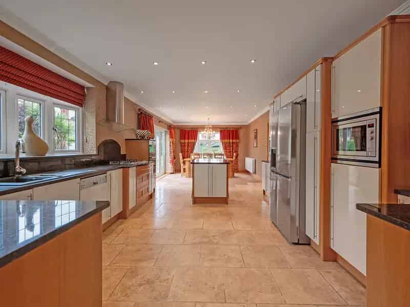 5 Bedroom Detached House with Leisure Complex and Bespoke Kitchen