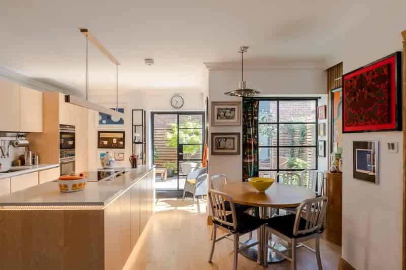 3-Bedroom House in St Albans with Courtyard Garden and Parking