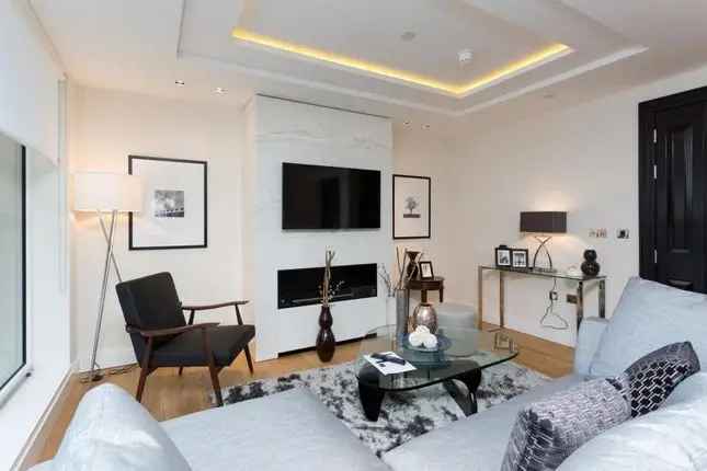 Flat for sale in Kensington High Street, London W14