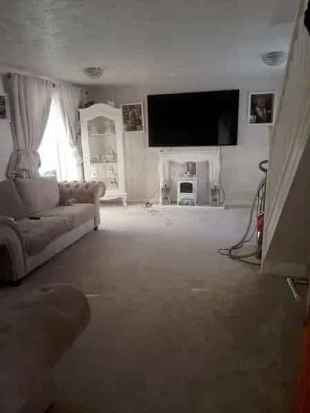 2 Bedroom House Near Shops and Schools
