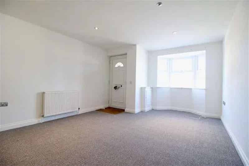 1 Bed Flat for Sale - Modern Ground Floor Apartment with Courtyard Parking