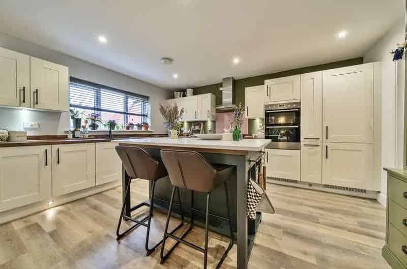 6 Bed Detached House For Sale