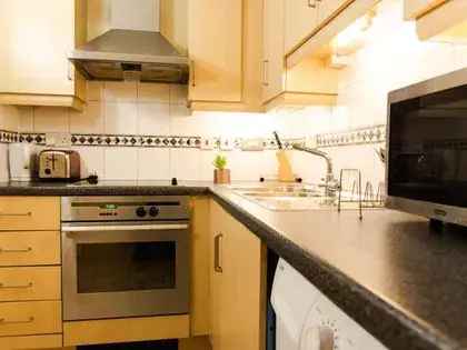 3 Bedroom Flat in London - 52m² Room Available