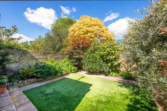 Detached House for Sale in Kelfield Gardens London W10