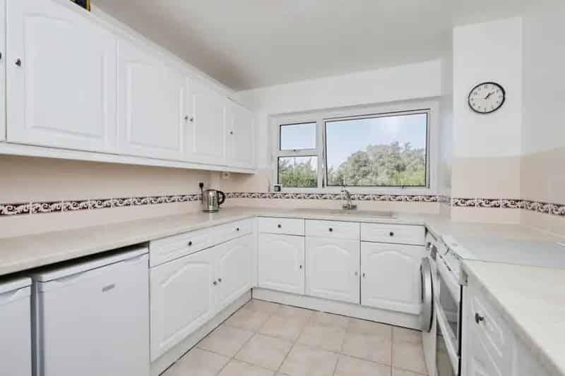 Three Bedroom Flat in Hollywell Eastbourne with Sea Views