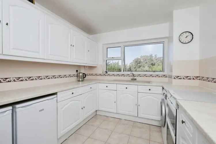 Three Bedroom Flat in Hollywell Eastbourne with Sea Views