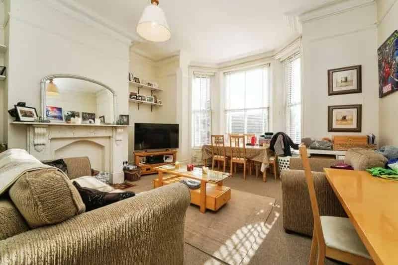 1 Bed Flat for Sale in Cheltenham - Old Bath Road