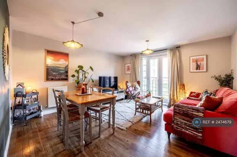 2 Bedroom Flat Available May 2025