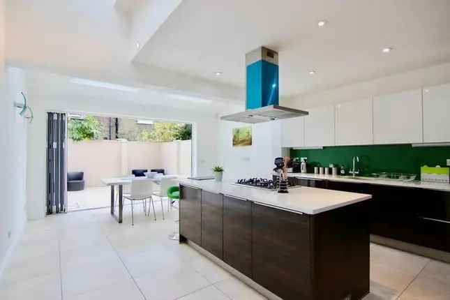 4 Bedroom Family Home near Bishops Park Putney