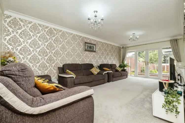 Extended 3/4 Bedroom Detached House with Garage Conversion