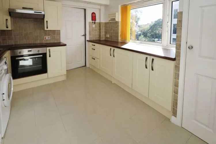 2 Bedroom Flat Near Beach BH2
