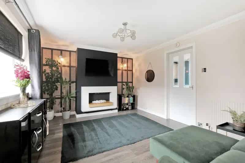 3 Bedroom End Terraced Villa with Garage and Parking