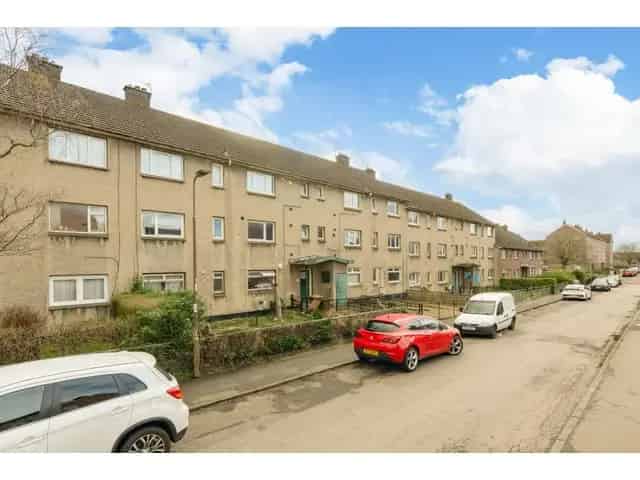 2 Bedroom Flat for Sale - Requires Modernisation
