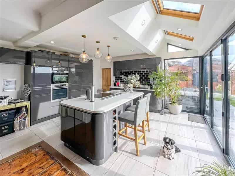 5 Bedroom End of Terrace House for Sale