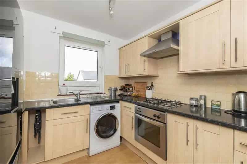2 Bed Flat Juniper Green South Facing Garden Attic Potential
