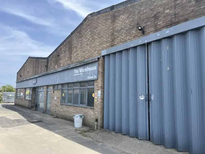 Industrial Warehouse 9788 sqft - 2 Shutters 3 Phase Electrics Mezzanine