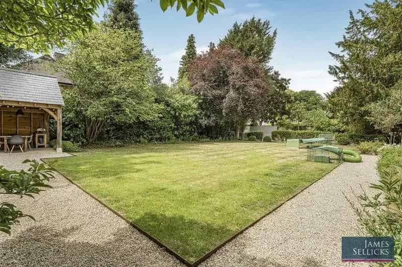 6 Bed House for Sale in Suburban Leicester