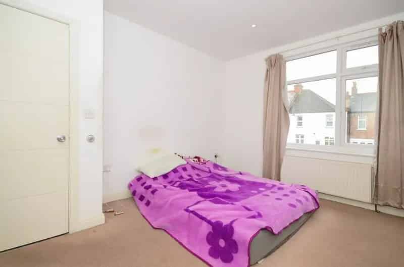 Bright Spacious Two Bedroom First Floor Flat Ideal for First Time Buyers