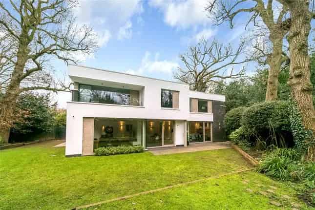 Detached House for Sale in Ham Richmond
