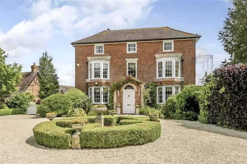 6 bedroom detached house for sale